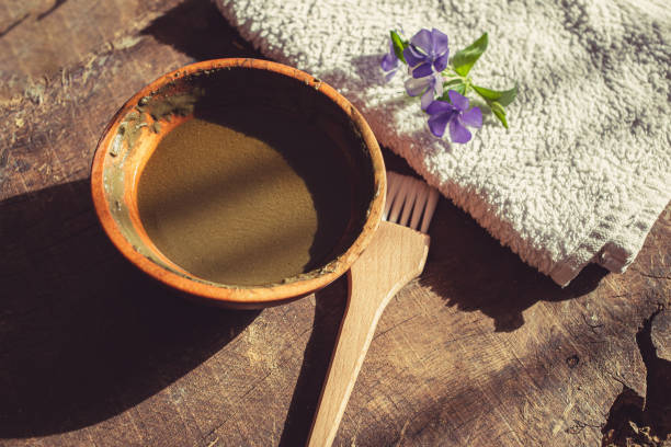 crème de henné ayurvédique fraîche fait un colorant de cheveux naturel à base de plantes , utilisé dans les soins de la peau ainsi. concept d’un cheveu teintant avec le produit écologique de henné - ayurveda massaging aromatherapy chakra photos et images de collection