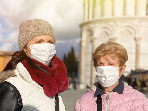 개념, 질병, 바이러스, 알레르기, 대기 오염. 유럽. 박테리아 감염을 방지하기 위해 보호 마스크와 어머니와 딸의 초상화 - women senior adult italy dirty 뉴스 사진 이미지