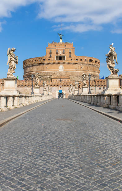 вспышка коронавируса в италии - castel santangelo стоковые фото и изображения