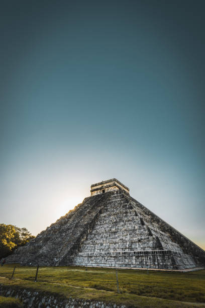 вид на пирамиду майя кукулькан-эль-кастильо. - mayan riviera стоковые фото и изображения