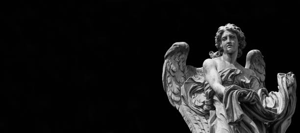 angel con prenda (blanco y negro con y espacio de copia) - roman statue angel rome fotografías e imágenes de stock