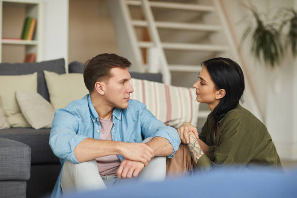 młoda para zostaje w domu - men women two people married zdjęcia i obrazy z banku zdjęć