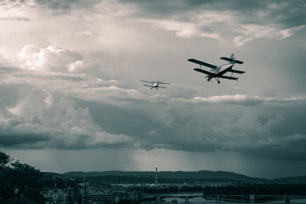stare antonov an-2 dwupłatowce latające na burzliwym niebie budapesztu, węgry. pierwszy lot antonov an-2 odbył się w 1947 roku. - gabriel_i zdjęcia i obrazy z banku zdjęć