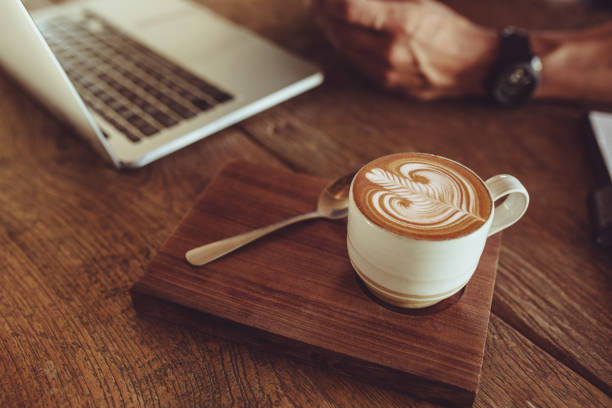 カフェテーブルのラテアート付きコーヒー - latté coffee tray froth ストックフォトと画像