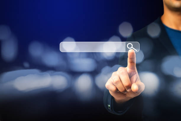 mencari konsep jaringan informasi data internet browsing, pria bisnis mengklik halaman pencarian internet di layar sentuh komputer, ruang copy. - alamat web foto potret stok, foto, & gambar bebas royalti