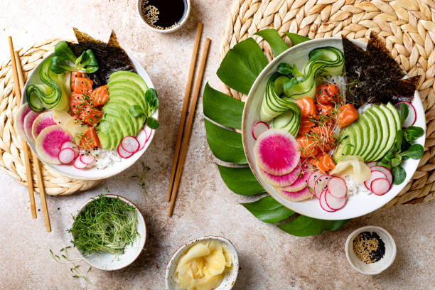 ciotola di poke al salmone hawaiano con alghe, avocado, ravanello di anguria e cetriolo. vista dall'alto, sopra la testa, lay piatto - hawaiian food foto e immagini stock