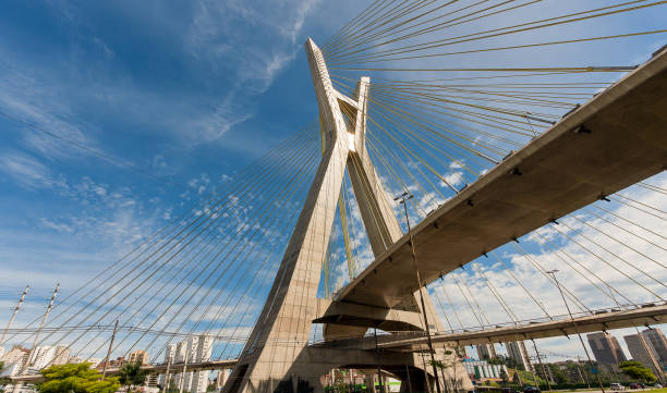 ponte estaiada-die octavio frias de oliveira brücke ist eine kabelbrücke in sao paulo, brasilien über den pinheiros fluss, eröffnet im mai 2008. - schrägseilbrücke stock-fotos und bilder