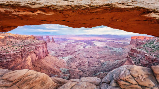 mesa arch scenic canyonlands national park panorama utah eua - canyonlands national park utah mesa arch natural arch - fotografias e filmes do acervo