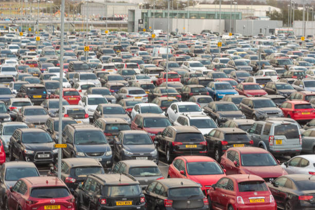 crowded reservado edinburgh airport car parking at scotland england uk - booked fotografías e imágenes de stock