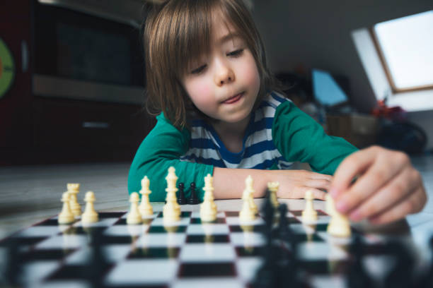 niño jugando ajedrez. - chess skill concentration intelligence fotografías e imágenes de stock