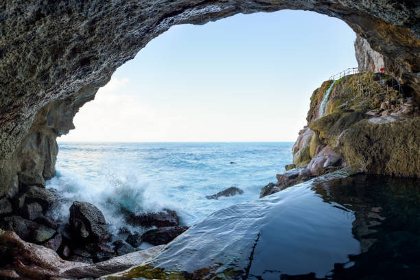 cachoeira peguyangan com piscina natural de água doce derramando no mar, nusa penida, indonésia - nusa lembongan bali island beach - fotografias e filmes do acervo