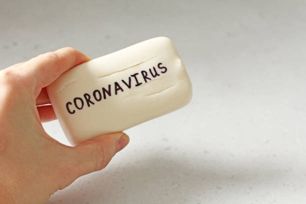Hand holds bar of soap on which word coronavirus is written. White soap lies in female hand. Hygiene, for prevention of coronavirus, viruses, to stop spread coronavirus covid 2019. Hand washing. la mano sostiene la barra de jabón en la que está escrita la palabra coronavirus. el jabón blanco yace en la mano femenina. higiene, para la prevención del coronavirus, virus, para detener la propagación del coronavirus cóvido 2019. lavado de manos