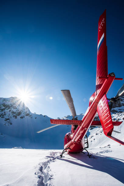 helicóptero comercial vermelho nas montanhas - pista de aterragem - fotografias e filmes do acervo