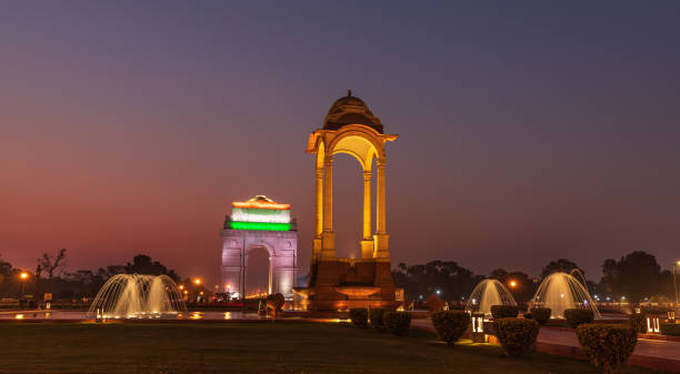 el dosel y la puerta de la india, iluminación nocturna, nueva delhi - new delhi india night government fotografías e imágenes de stock