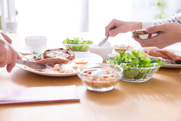 tome café da manhã - silverware lunch table salad - fotografias e filmes do acervo