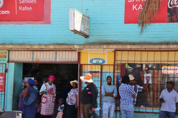 schwarze menschen vor einem supermarkt, eine typische szene in südafrika. afrika. - addo south africa southern africa africa stock-fotos und bilder