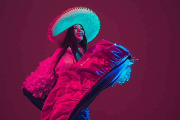 сказочный синко де майо танцовщица на фиолетовом фоне студии в неоновом свете - battle dress стоковые фото и изображения