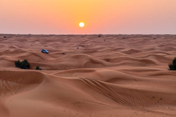 sunset in the arabian desert - fog desert arabia sunset imagens e fotografias de stock