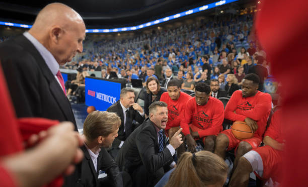 istock Coach giving instructions to basketball team 1215776282