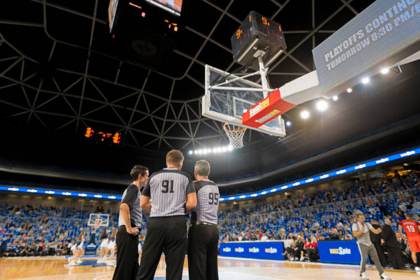 sędziowie stojący na korcie - referee rear view back sport zdjęcia i obrazy z banku zdjęć