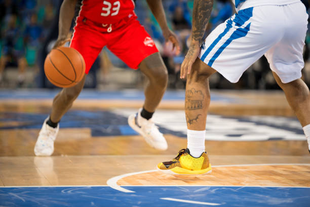 баскетболист дриблинг мяч - basketball basketball player shoe sports clothing стоковые фото и изображения