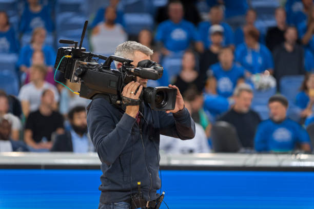 cameraman maschio che spara partita di basket - videographer foto e immagini stock