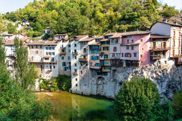 puente en royans en el parque nacional de vercors, ródano-alpes, francia - rhone bridge fotografías e imágenes de stock