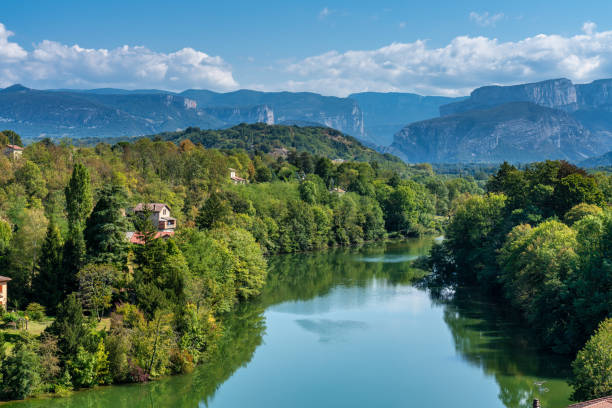 saint nazaire en royans en la región de auvernia-ródano-alpes en francia - rhone bridge fotografías e imágenes de stock