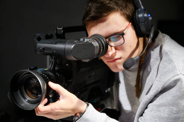 caméraman utilisant la caméra vidéo numérique professionnelle. - reportage journalist focus photography photos et images de collection