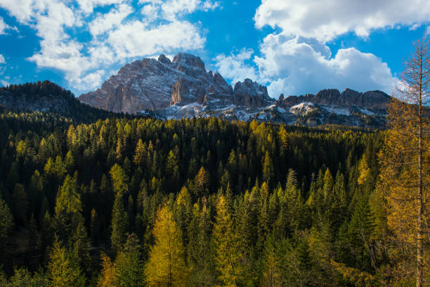 mountain landscape of the dolomites venet near cortina d'ampezzo - beauty in nature belluno clear sky color image imagens e fotografias de stock