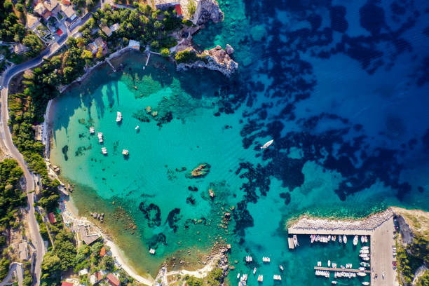 지중해의 짙은 푸른 색을 보여주는 공중에서 촬영 한 아름다운 코르푸 해안선의 공중 보기. - corfu greece sea beach 뉴스 사진 이미지