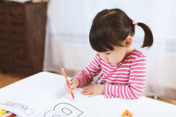 criança prática menina escrever cartas para o ensino em casa - preschooler child chinese ethnicity asian ethnicity - fotografias e filmes do acervo