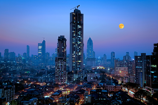 Moonrise sobre el centro sur de Mumbai - la capital financiera de la India - mostrando una brillante metrópolis photo
