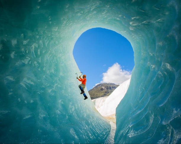 escalador de gelo - ice climbing - fotografias e filmes do acervo