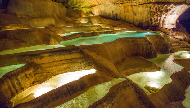 la cueva de san marcelo d ardeche en francia - ardeche fotografías e imágenes de stock