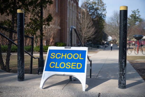 School Closed A "closed" sign in front of a public elementary school in Grand Rapids, Michigan in March 2020. Michigan closed all schools in an effort to thwart the spread of the novel coronavirus. close stock pictures, royalty-free photos & images