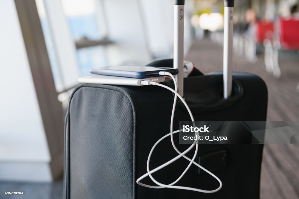 Trekken Metafoor oog Smartphone Charging From Power Bank On Suitcase Stock Photo - Download  Image Now - Power Bank, Airport, Suitcase - iStock