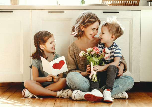 małe dzieci gratulując matce w kuchni - family with one child domestic life caucasian love zdjęcia i obrazy z banku zdjęć