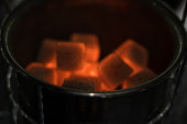 kokoskohle-brennt.jpg?b=1&s=170x170&k=20&c=BVJRAVLoAwy6b5Ke0cQSsBxoYBTs6dUljINIPms_12Y=