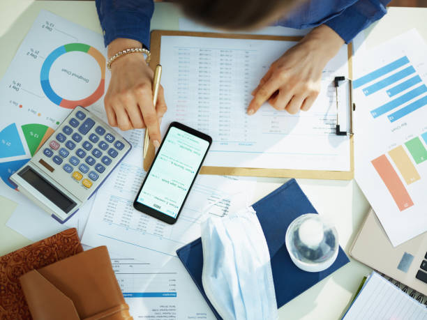 upper view of business woman at table checking emails - upper arm fotos imagens e fotografias de stock