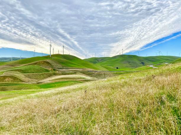 moinhos de vento na paisagem de colinas rolando - hill green california grass - fotografias e filmes do acervo