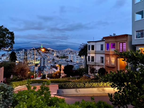 夜のロンバード通り - san francisco county lombard street street house ストックフォトと画像