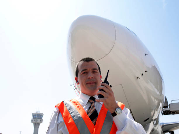 airport ground control worker - ground crew audio imagens e fotografias de stock