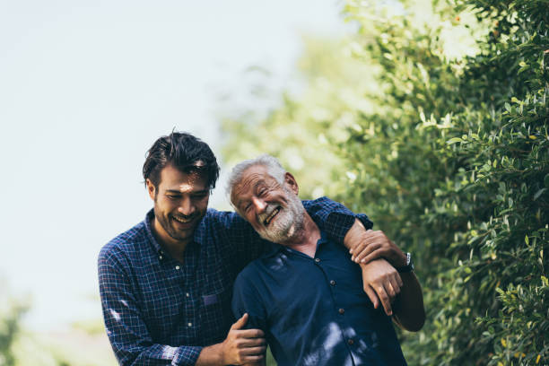 多世代家族ご一緒に屋外でお楽しみください。 - senior adult with daughter father ストックフォトと画像