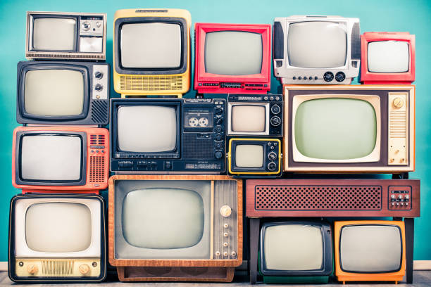 復古電視接收器設置約60年代,70年代和80年代xx世紀,舊的木製電視支架與放大器前薄荷藍牆背景。廣播,新聞概念。復古風格過濾照片 - 舊式 圖片 個照片及圖片檔