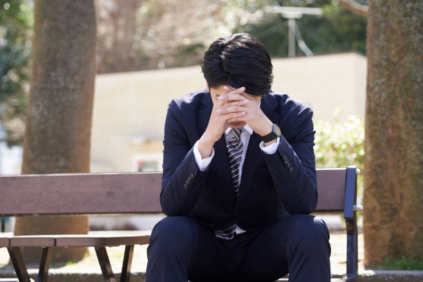 日本人男性ビジネスマン - 悩む ストックフォトと画像
