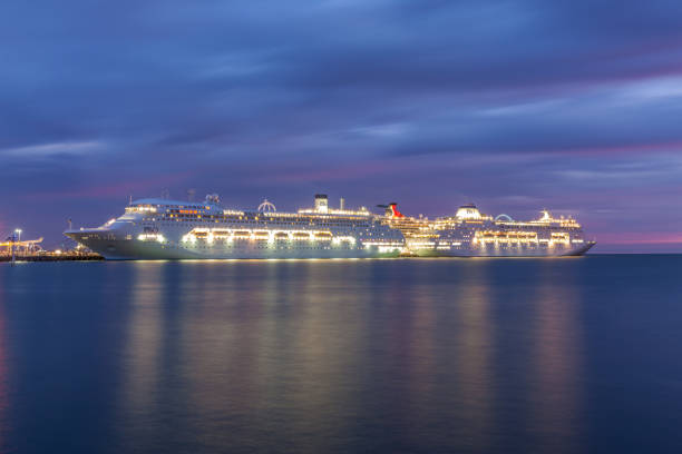 p&o cruise lines envía buques pacific pearl y pacific jewel atracados en station pier en port philip bay, melbourne australia. - p and o cruises fotografías e imágenes de stock