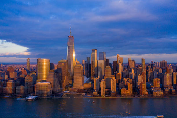 マンハッタン金融街サンセットのハドソン川とのニューヨークの航空写真 - new jersey usa commercial dock cityscape ストックフォトと画像