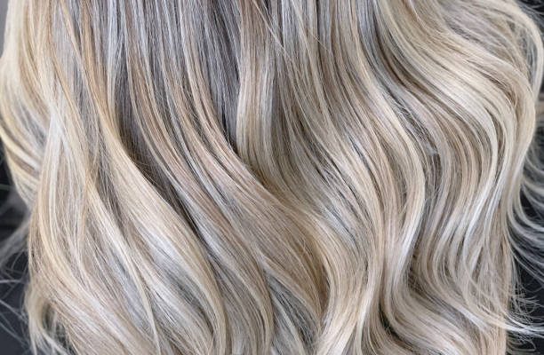 ondas capilares - cabello rubio fotografías e imágenes de stock