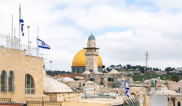o minaret bab al-silsila e a cúpula da rocha estão no monte do templo na cidade velha de jerusalém, em israel. - jerusalem old town dome of the rock city - fotografias e filmes do acervo